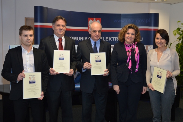 Prezes UKE Magdalena Gaj i laureaci Certyfikatów na 2014 rok / foto UKE